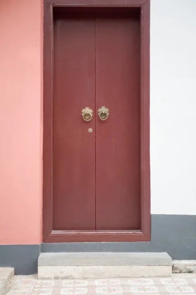 Porta Madeira Velha Com Uma Alça Vermelha — Fotografia de Stock