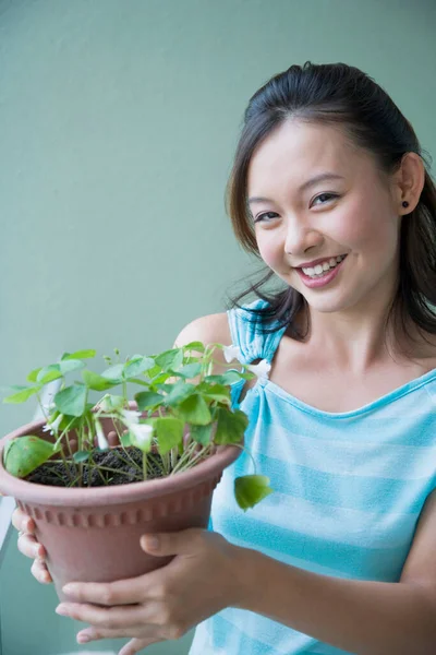 Retrato Una Joven Sosteniendo Una Planta Maceta — Foto de Stock