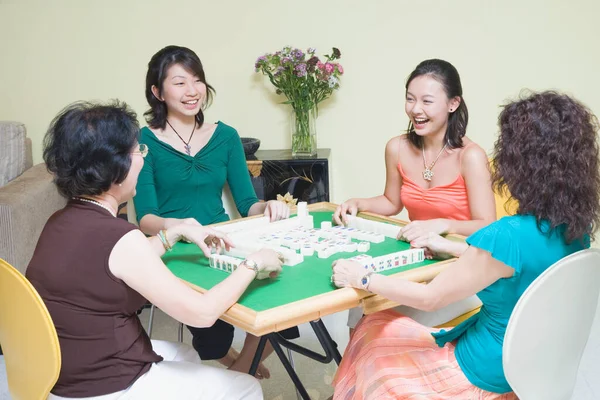 Quatro Mulheres Brincando Com Blocos Uma Mesa Sorrindo — Fotografia de Stock