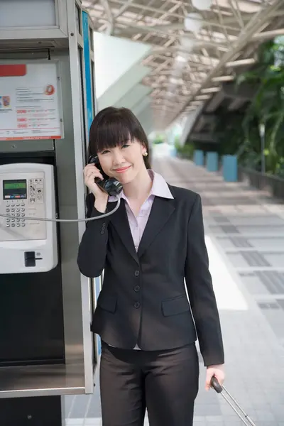 Portret Biznesmenki Rozmawiającej Przez Telefon Lotnisku — Zdjęcie stockowe