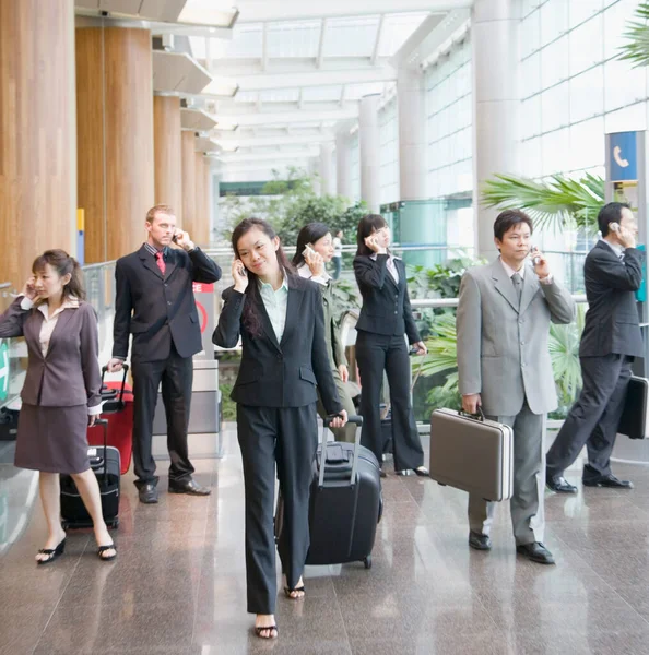 Företagsledare Pratar Mobiltelefoner Och Lämnar Flygplatslounge — Stockfoto