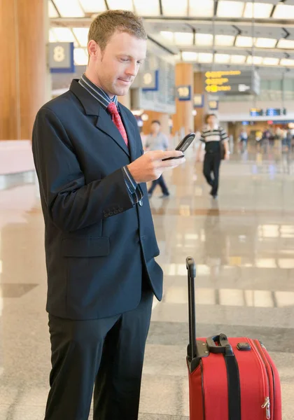 Seitenprofil Eines Geschäftsmannes Der Ein Mobiltelefon Einer Flughafenlounge Benutzt — Stockfoto