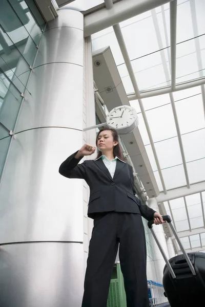 Low Angle View Businesswoman Looking Her Wristwatch Airport Lounge — Stock Photo, Image