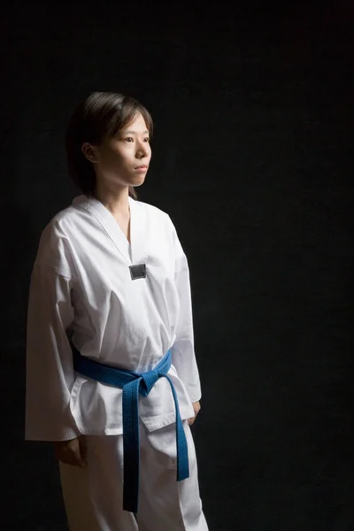 Portrét Mladé Ženy Kimonu Bílé Uniformě — Stock fotografie