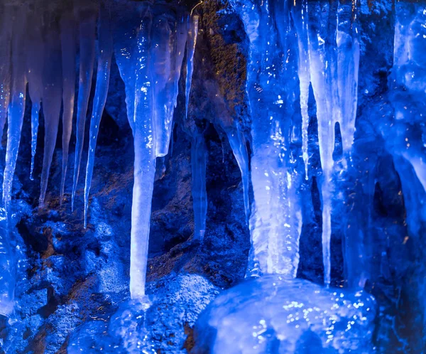Jégcsapok Jégen Téli Erdőben — Stock Fotó