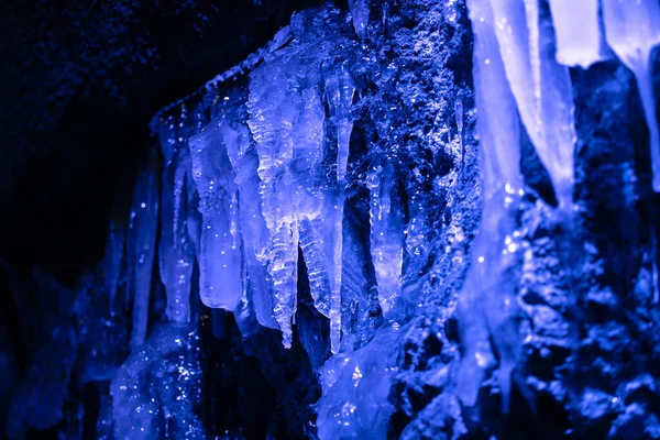 Mavi Buz Saçakları Taş Duvarda Asılı — Stok fotoğraf