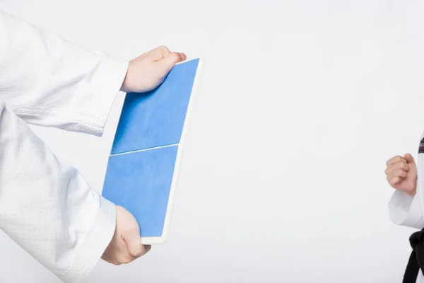 Läkare Som Håller Ett Blankt Papper Vit Bakgrund — Stockfoto