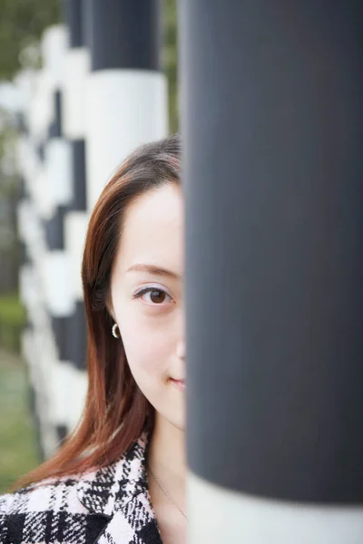 Retrato Una Joven Escondida Detrás Una Columna — Foto de Stock