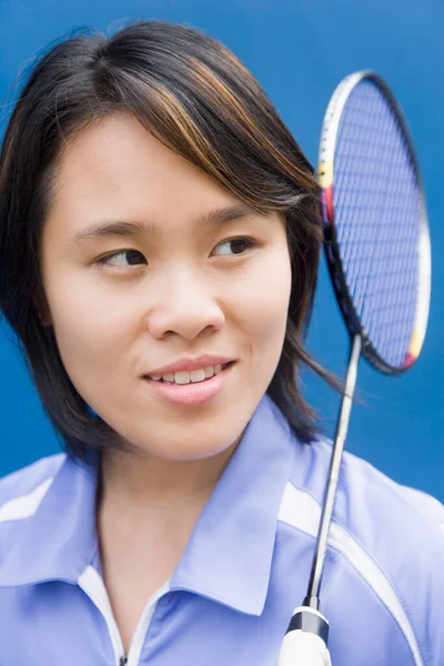 Närbild Ung Kvinna Med Badminton Racket Och Leende — Stockfoto