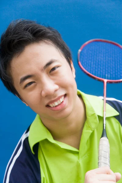 Porträtt Ung Man Med Ett Badmintonracket Och Leende — Stockfoto