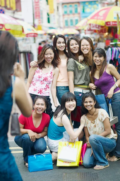 Grupo Jovens Divertindo Cidade — Fotografia de Stock