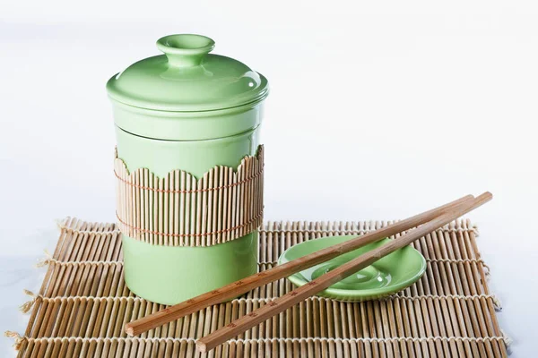 Leere Grüne Teetasse Und Essstäbchen Auf Weißem Hintergrund — Stockfoto