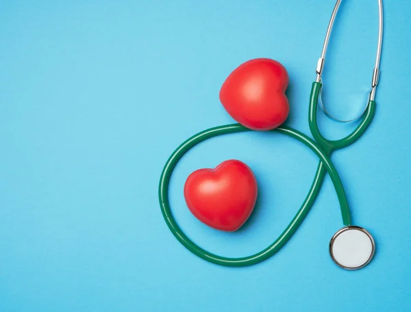Tıbbi Steteskop Kırmızı Plastik Kalp Mavi Arka Planda Boşluğu Kopyala — Stok fotoğraf