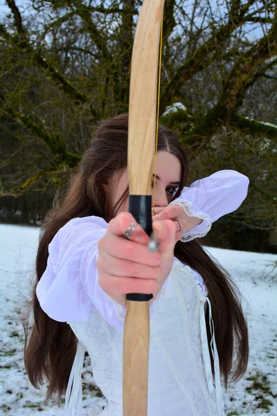 Молода Жінка Спереду Стоїть Луком Стрілою Снігу Перед Лісом Спрямована — стокове фото