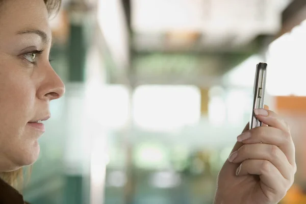 Primo Piano Una Donna Che Guarda Telefono — Foto Stock