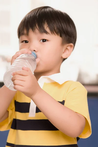 Мальчик Пьет Воду Бутылки Молока — стоковое фото
