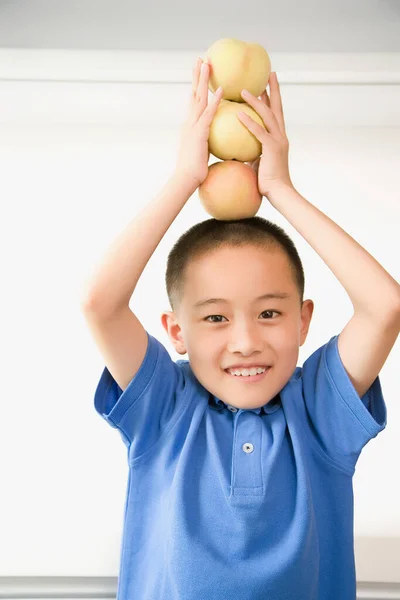 Porträt Eines Süßen Jungen Mit Einem Breiten Lächeln Gesicht — Stockfoto