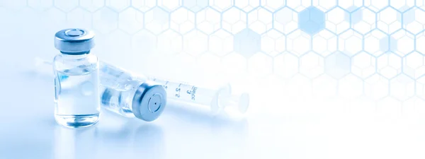 医学概念 蓝色背景的注射器和药丸 — 图库照片