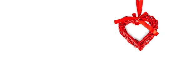 赤いハート型の白い背景の上のリボン — ストック写真