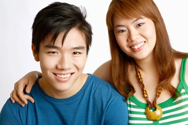 Retrato Jovem Casal Sorrindo — Fotografia de Stock