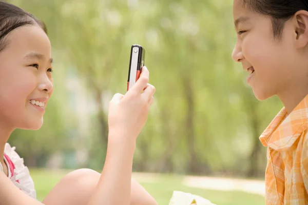 Giovane Donna Scattare Selfie Con Telefono Cellulare — Foto Stock