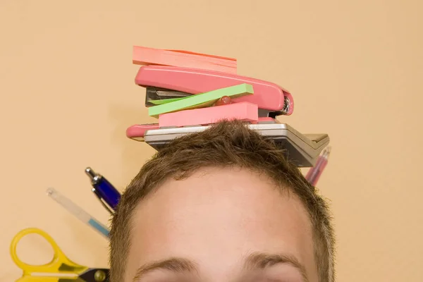 Een Jongen Met Een Stapel Boeken — Stockfoto