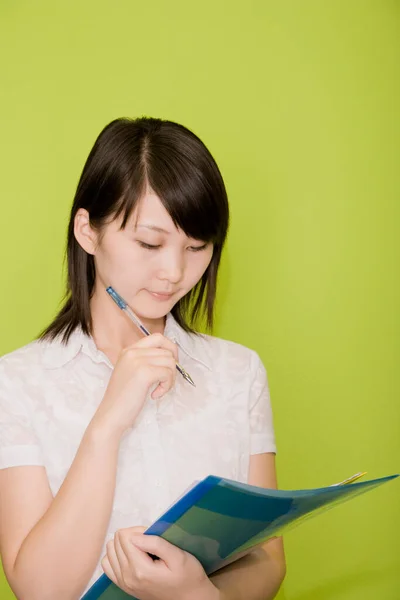 Young Woman Notebook Pen Her Head — Stock Photo, Image