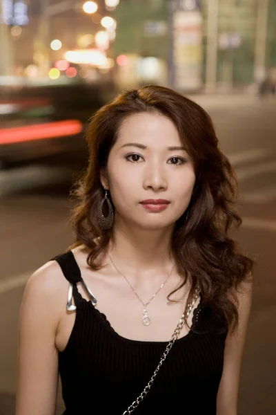 Retrato Uma Bela Jovem Mulher Asiática — Fotografia de Stock