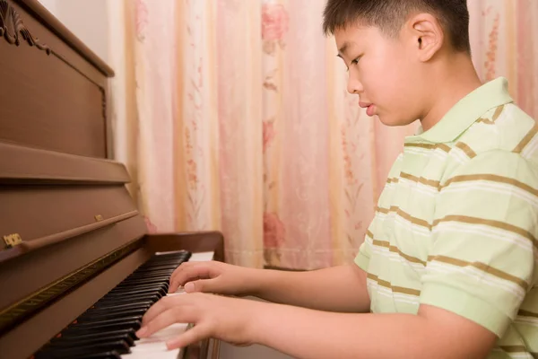 Kleiner Junge Spielt Hause Klavier — Stockfoto