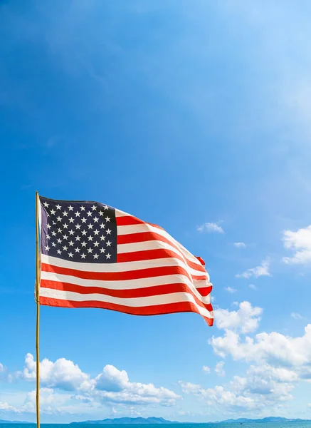 Amerikas Forente Staters Flagg Vinker Vinden Med Blå Himmel Sky – stockfoto