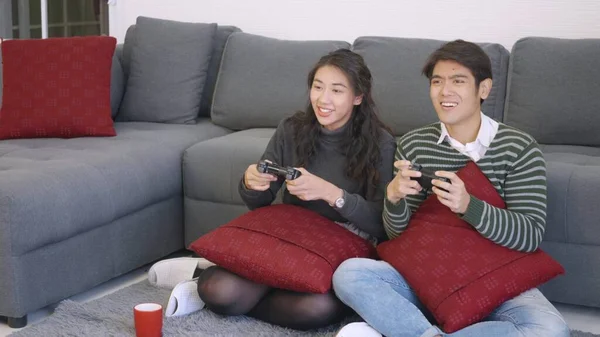 幸せなアジアの美しい若い家族のカップルの夫と妻の笑顔と笑いは 互いのビデオゲームをプレイし ジョイスティックコンソールを保持面白い楽しんでいます 幸福とゲームのコンセプト — ストック写真
