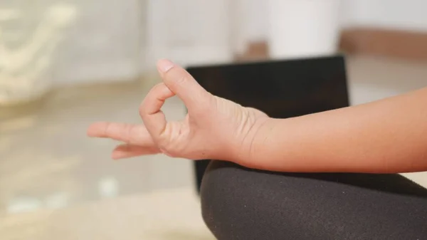 Polainas Asiáticas Mujer Joven Practicando Yoga Casa Sentadas Postura Loto — Foto de Stock