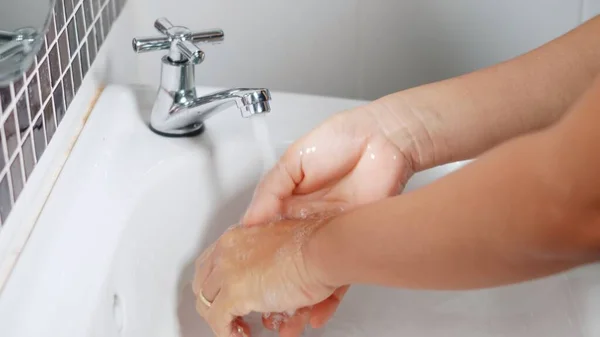Fechar Mãos Jovem Mulher Usando Sabão Lavar Mãos Sob Torneira — Fotografia de Stock