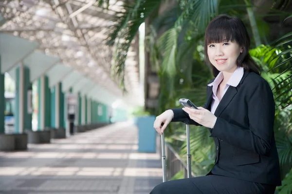 Boczny Profil Bizneswoman Trzymanie Telefonu Komórkowego — Zdjęcie stockowe