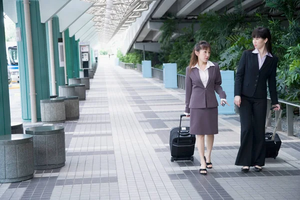 Two Businesswomen Walking Walkway Luggage — Stock Photo, Image
