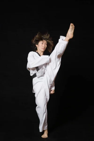 Young Woman Performing Front Kick — Stock Photo, Image