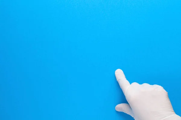 Ανθρώπινο Χέρι Λευκό Γάντι Λατέξ Δείχνει Κάτι Μπλε Φόντο Αντίγραφο — Φωτογραφία Αρχείου