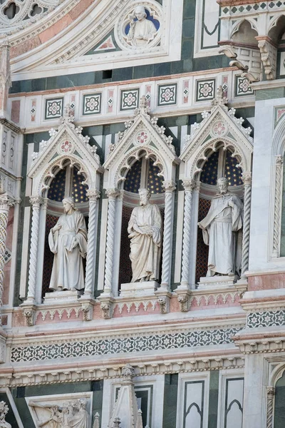 Statyer Apostlarna Och Den Fina Arkitektoniska Detaljerna Portalen Cattedrale Santa — Stockfoto