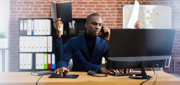 Уставший Молодой Африканский Человек Выполняющий Многозадачную Работу Ноутбуке Офисе — стоковое фото