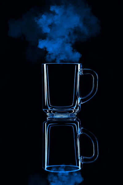 Nur Ein Glas Auf Schwarzem Hintergrund Mit Spiegelung Blaue Farbe — Stockfoto