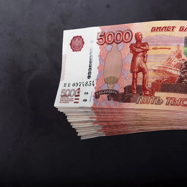 Notas Dinheiro Russas Cinco Mil Rublos Pacote Pende Fundo Cinza — Fotografia de Stock