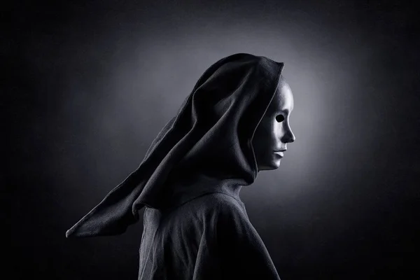 Портрет Красивой Молодой Женщины Черном Платье Темном Фоне — стоковое фото