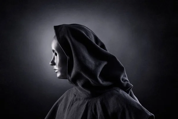 一个黑黑的背景上戴头巾的年轻漂亮女子的画像 — 图库照片