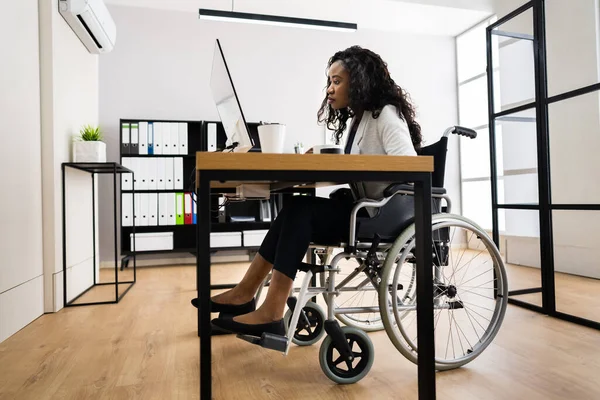 Trabajador Africano Discapacitado Silla Ruedas Trabajando Computadora —  Fotos de Stock