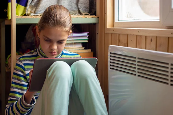 Ragazza Gioca Nel Tablet Seduta Angolo Appartato Accanto Alla Batteria — Foto Stock