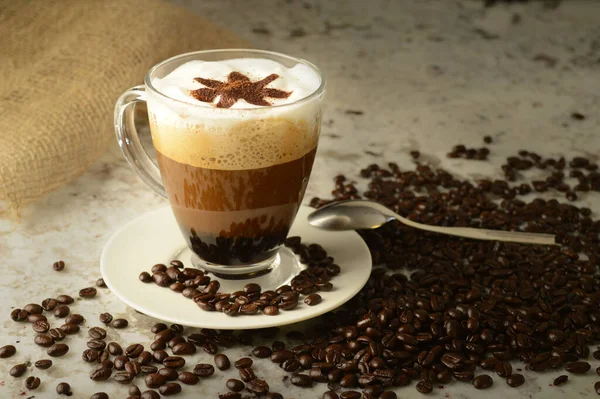 Tasse Kaffee Mit Zimt Und Anis Auf Einem Hölzernen Hintergrund — Stockfoto