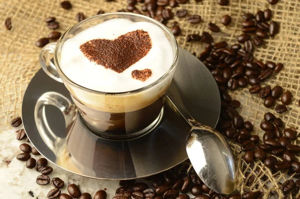 Bir Fincan Kahve Tahta Arka Planda Kalp Şeklinde Bir Kurabiye — Stok fotoğraf
