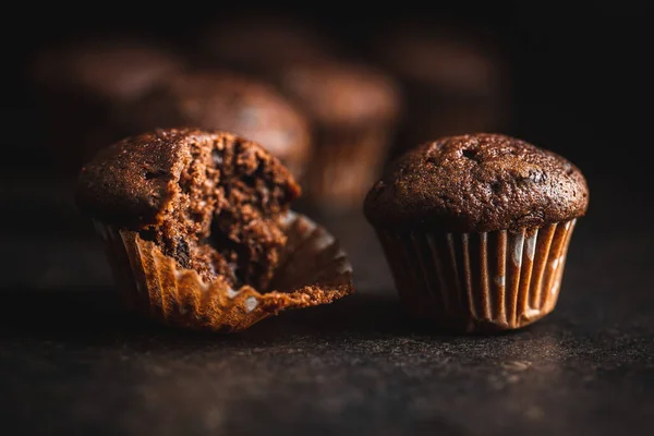 Muffins Chocolat Cupcakes Sombres Sucrés Sur Table Noire — Photo