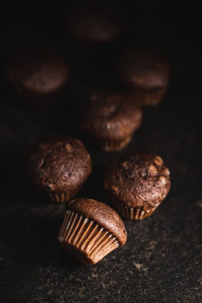 Muffins Chocolat Cupcakes Sombres Sucrés Sur Table Noire — Photo