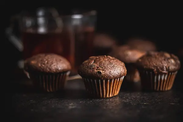 Muffins Chocolat Cupcakes Sombres Sucrés Sur Table Noire — Photo